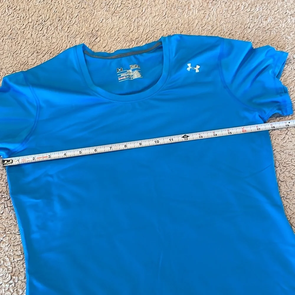 UNDER ARMOUR Heatgear Short Sleeved Dri Fit Shirt - Women’s Medium
